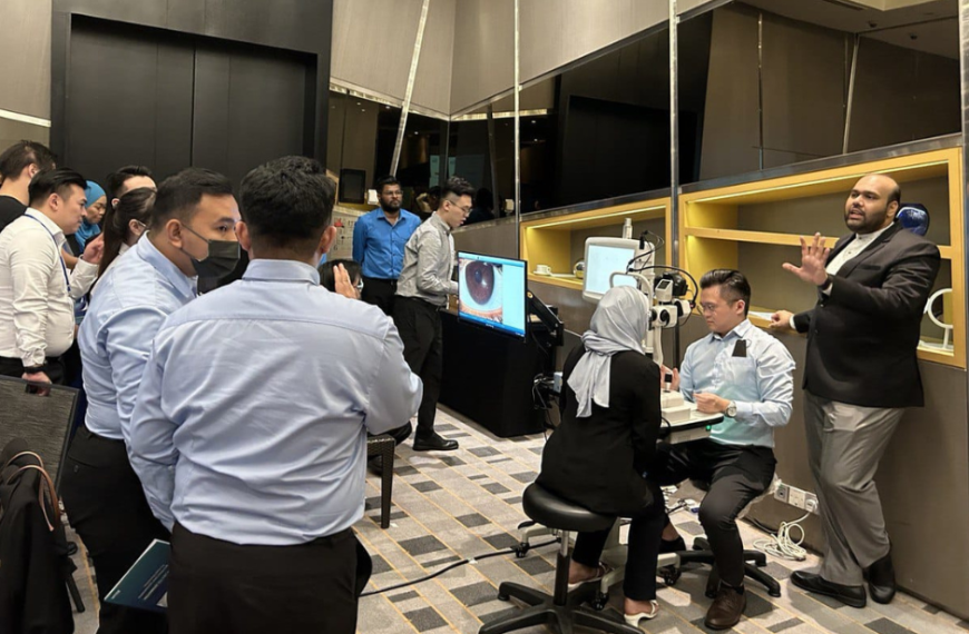 SEGi Optometry Expert Leads Hands-On Alcon Session