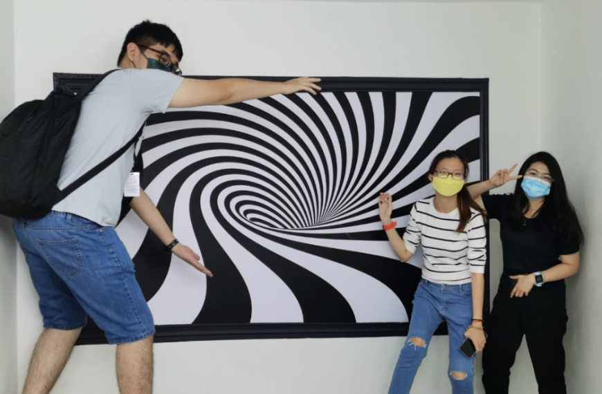 IT Students Dive into Big Data at 3D Trick Art Museum