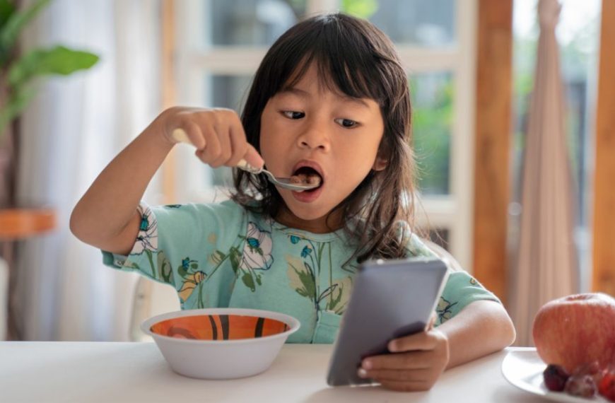 The disturbing trend of children glued to devices during mealtimes